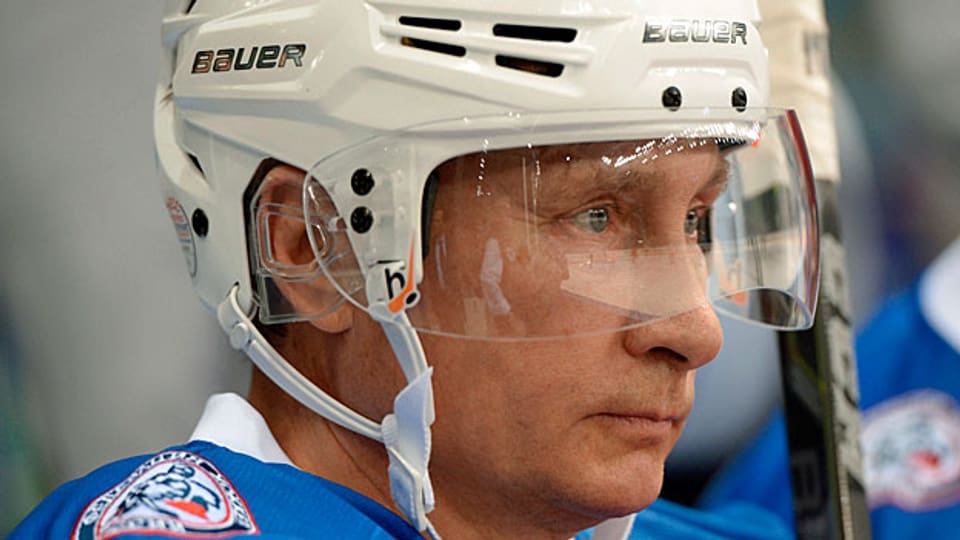«Der Staat spielt eine sehr wichtige Rolle im russischen Eishockey. Unter den Sponsoren der Liga sind viele staatliche Grosskonzerne. Auch von der Regierung bekommen wir viel Unterstützung. Deswegen entwickeln wir uns so gut», sagt KHL-Funktionär Kamenski. Bild: Wladimir Putin bei einem Eishockey-Spiel im Oktober 2015.