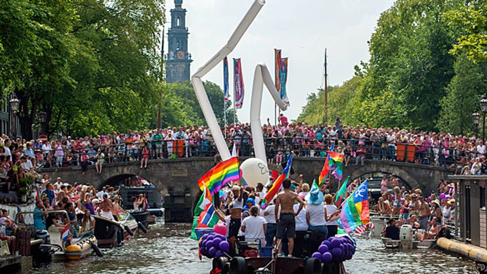 Menschen in Gruppen seien unachtsamer, frecher und verursachten viel mehr Lärm, sagt eine Amsterdamerin. Nicht nur Amsterdams Rotlichtviertel zieht viele Touristen an, Menschenmassen gibt es auch anlässlich der Kanal-Parade (Bild).