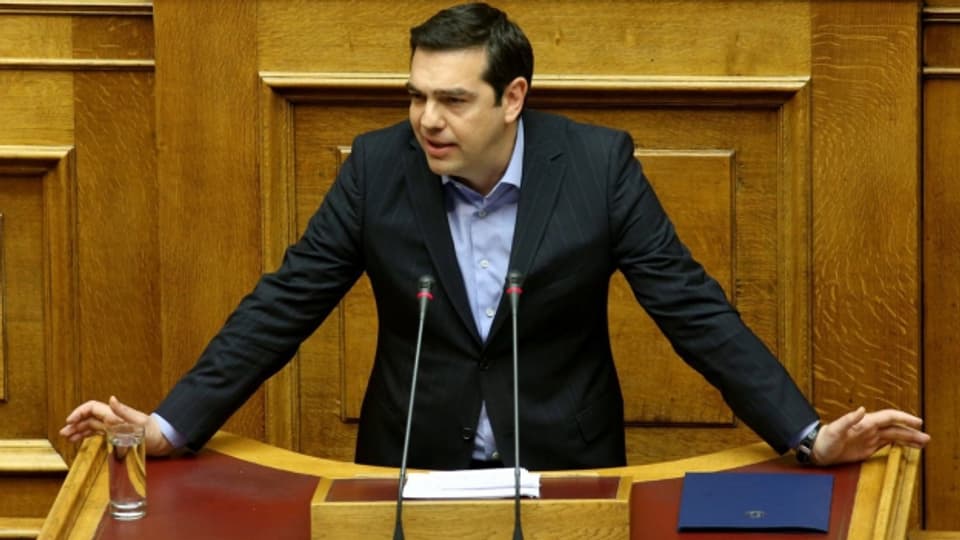 In Griechenland hat es Premier Tsipras geschafft. Er hat ein weiteres Sparpaket durchs Parlament gebracht. Alle 153 Abgeordneten seiner Regierungskoalition stimmten Ja. Ja zur Kürzung der Renten und höheren Steuern. So soll die griechische Staatskasse um 3,6 Milliarden Euro entlastet werden.