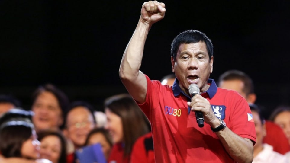 Der Präsidentschaftskandidat Rodrigo Duterte schart à la Trump Massen hinter sich. Er polarisiert. So will er öffentliche Hinrichtungen und macht sich auch über Vergewaltigungsopfer lustig. Beim Volk kommt er an. Am Montag haben auf den Philippinen die Wahlen begonnen.
