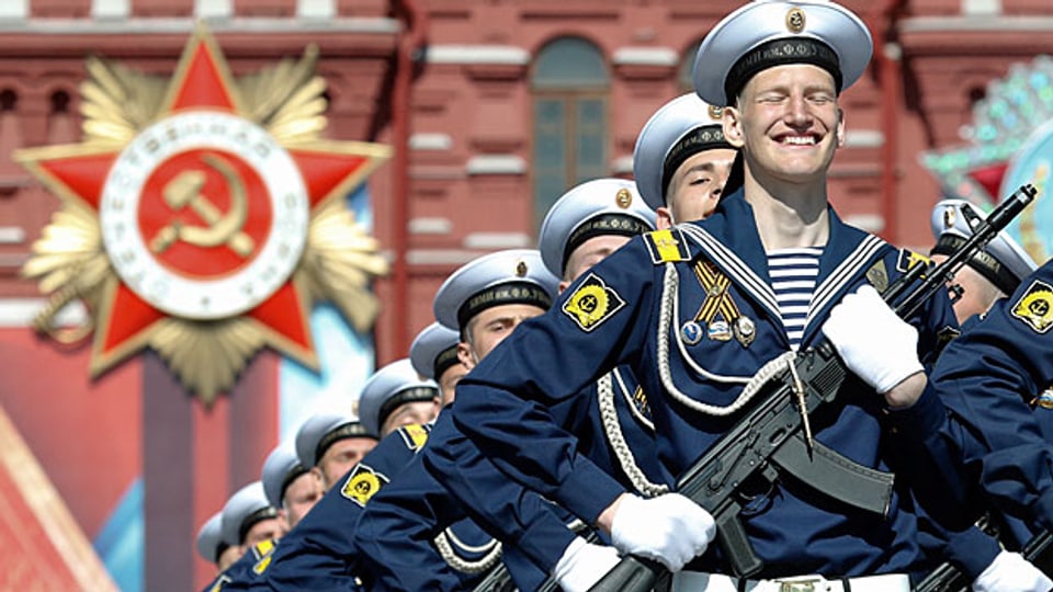 Am «Tag des Sieges», dem 9. Mai, rollten sie wieder über den Roten Platz in Moskau: Panzer mit Langstreckenraketen im Schlepptau – flankiert von tausenden Soldaten.