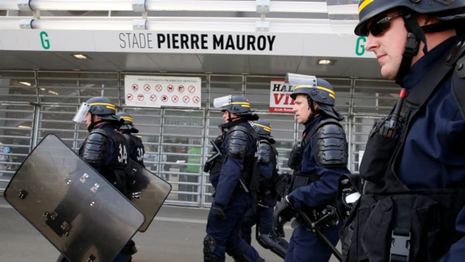 Polizisten in Kampfmontur an einer Sicherheitsübung für die EM 2016.