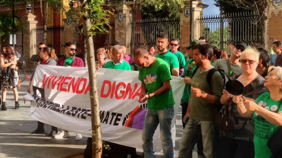 Protestkundgebungen gehören immer noch zum Bild. Hier eine Demonstration für würdigen Wohnraum in Sevilla.