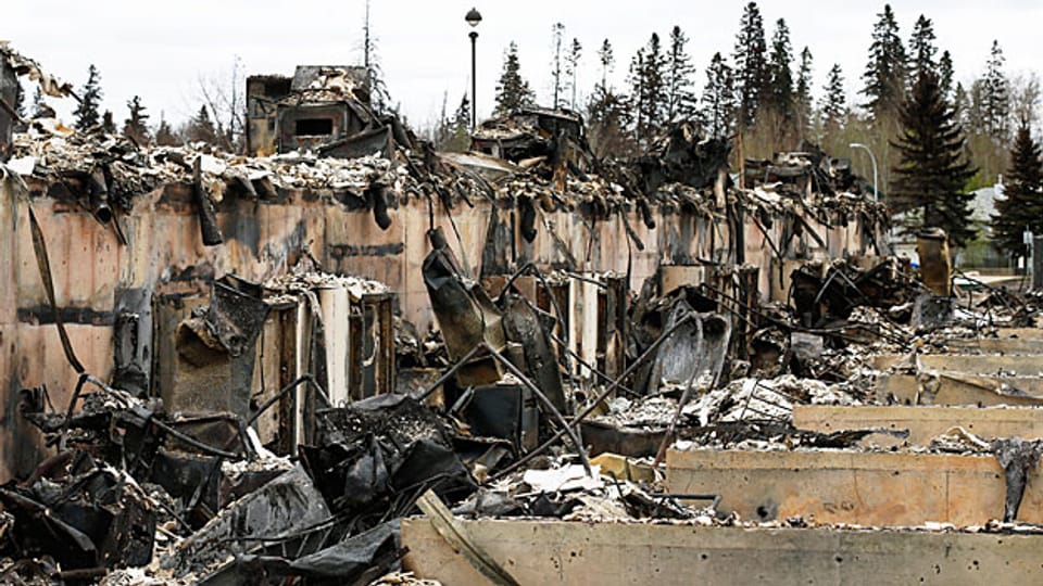 Knapp 90'000 Einwohner haben in den vergangenen Tagen vor den verheerenden Bränden in und um Fort McMurray flüchten müssen.