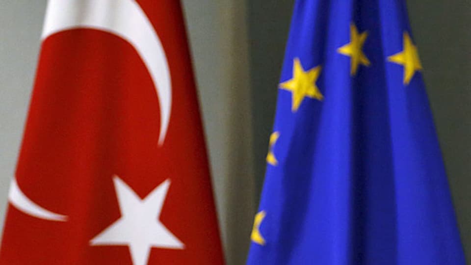 Das EU-Parlament legt die Visa-Verhandlungen mit der Türkei aufs Eis.