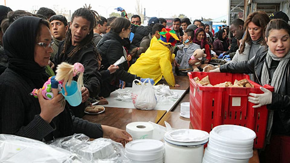 Das Leben der Flüchtlinge auf dem alten Athener Flughafen ist ein einziges Provisorium. Sie beklagen missliche Bedingungen und schlechtes Essen. Flüchtlinge sagen, wegen des Essens würden vor allem viele Kinder unter Durchfall leiden.