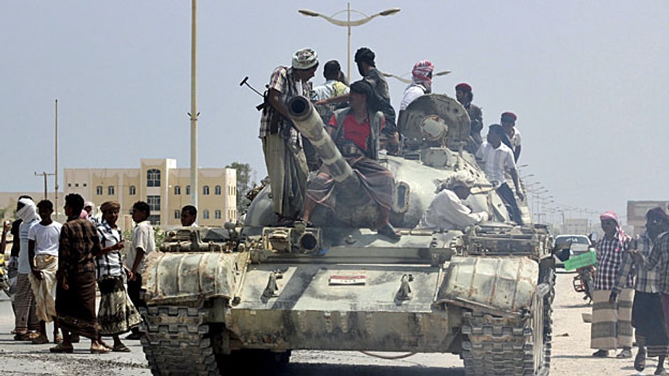Angehörige eines Stammes im Osten Jemens haben einen Panzer der Regierungstruppen in Besitz genommen, nachdem diese die von al-Kaida besetzte Provinzhauptstadt Mukalla angegriffen hatten.