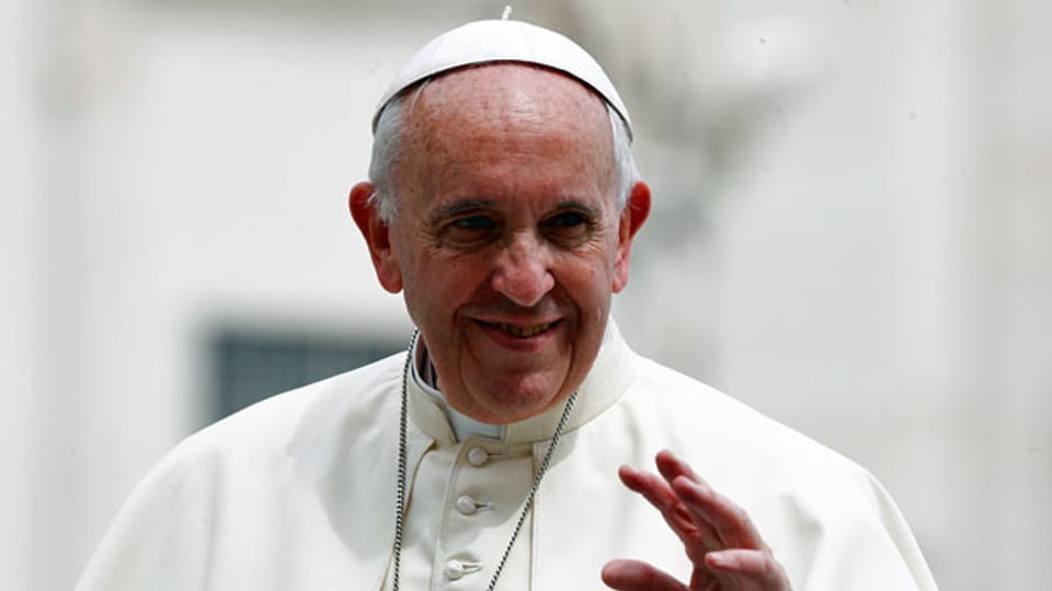 Papst Franziskus will prüfen lassen, ob Frauen in der katholischen Kirche als Diakone dienen könnten. Das sagte er in einer Erklärung. Er werde eine Kommission zu diesem Thema einsetzen.