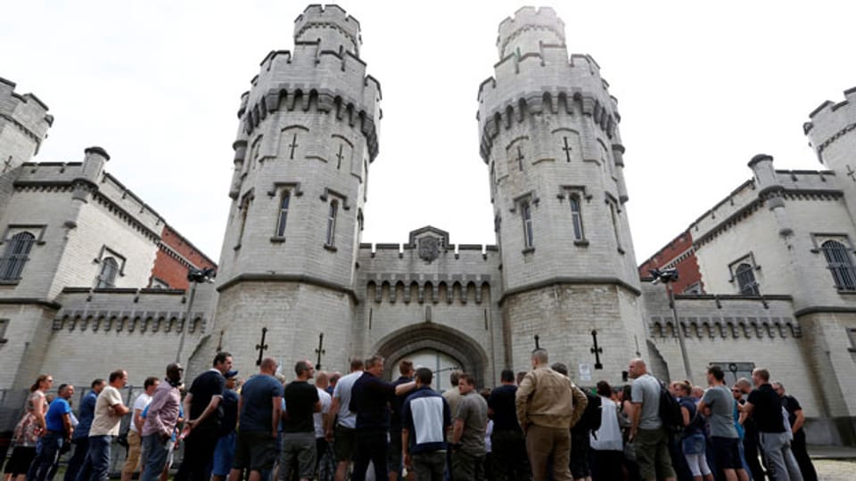 Belgische Gefängnisbeamte streiken und protestieren vor dem Saint-Gilles Gefängnis in Brüssel gegen Budgetkürzungen.