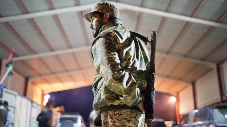 Ein libyscher Soldat steht Wache an einem Checkpoint.