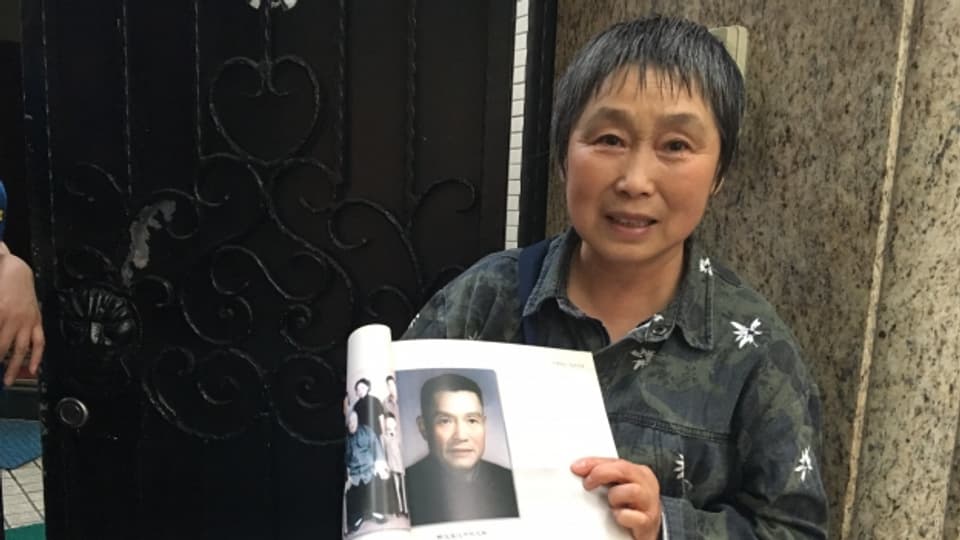 Die ehemalige Rotgardistin hält ein Foto des Mannes in den Händen, den sie aus dem Haus vertrieben hat.