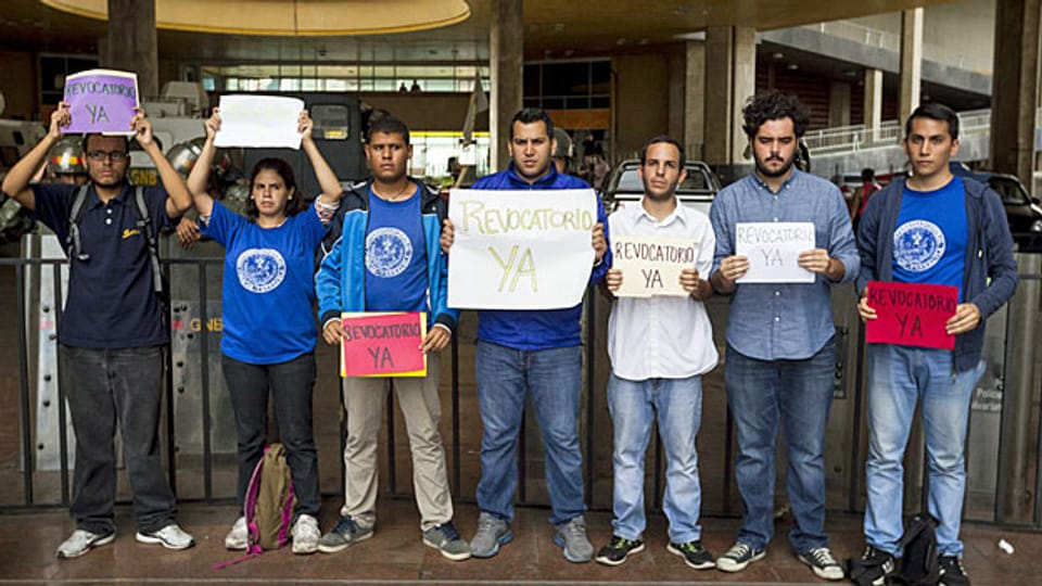 Studentenproteste in Caracas. Immer mehr der jungen und gebildeten Venezolanerinnen und Venezolaner verlassen ihr Land.