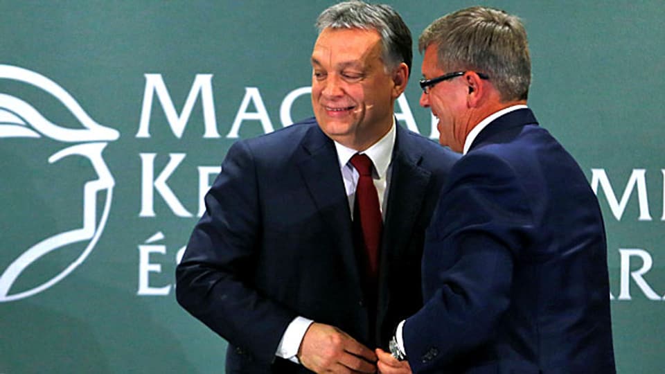Ungarns Premier Viktor Orban mit Nationalbankdirektor Gyorgy Matolcsy. Weit her scheint es mit der Unabhängigkeit der ungarischen Nationalbank nicht zu sein. Sogar der Nationalbankdirektor selber leitet den Vorstand einer Stiftung leitet und entscheidet also über Investitionen und Unterstützungsbeiträge.