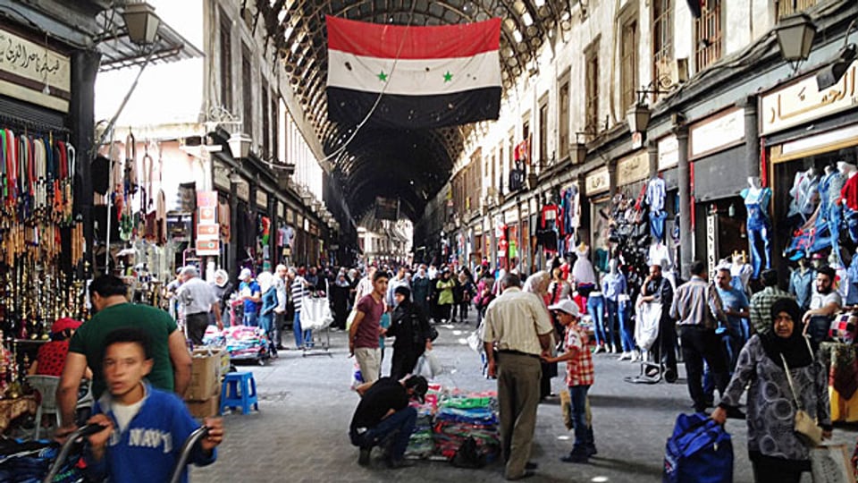 Im Zentrum von Damaskus, im grossen Markt, kann man den Krieg für einen Moment lang vergessen. Die Innenstadt ist intakt, die Waffenruhe hat auch der Hauptstadt Erholung gebracht. Die Leute sind auf der Strasse, die Schulen sind geöffnet, die Kehrrichtabfuhr funktioniert, Polizisten regeln den Verkehr. Die Regierung bemüht sich, den Anschein von Normalität aufrechtzuerhalten.