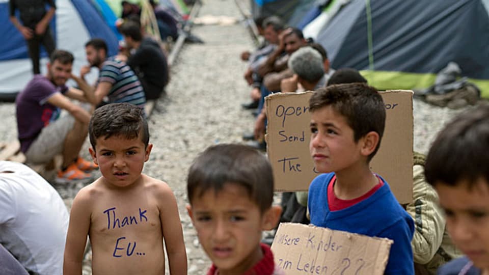 «Wir können uns mit den bisher erzielten Ergebnissen nicht zufriedengeben», liess sich EU-Migrationskommissar Dimitris Avramopoulos in Brüssel zitieren. Bild: Flüchtlingskinder in Idomeni im Norden Griechenlands.