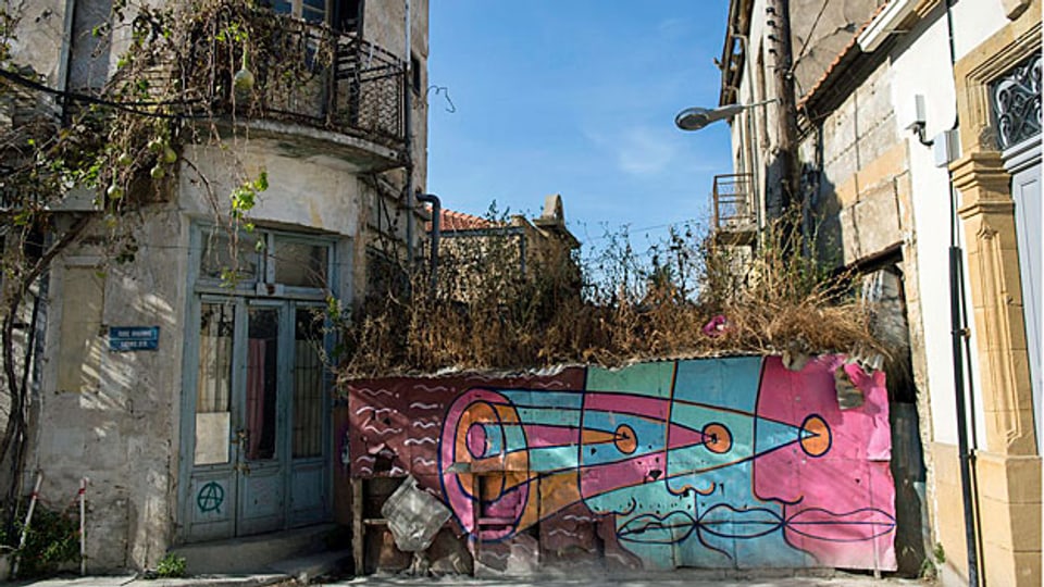 Die Griechisch-Zyprer und die Türkisch-Zyprer sind sich so einig wie noch nie. Bild: ein verlassener Grenzposten in Nikosia, der geteilten zyprischen Stadt.