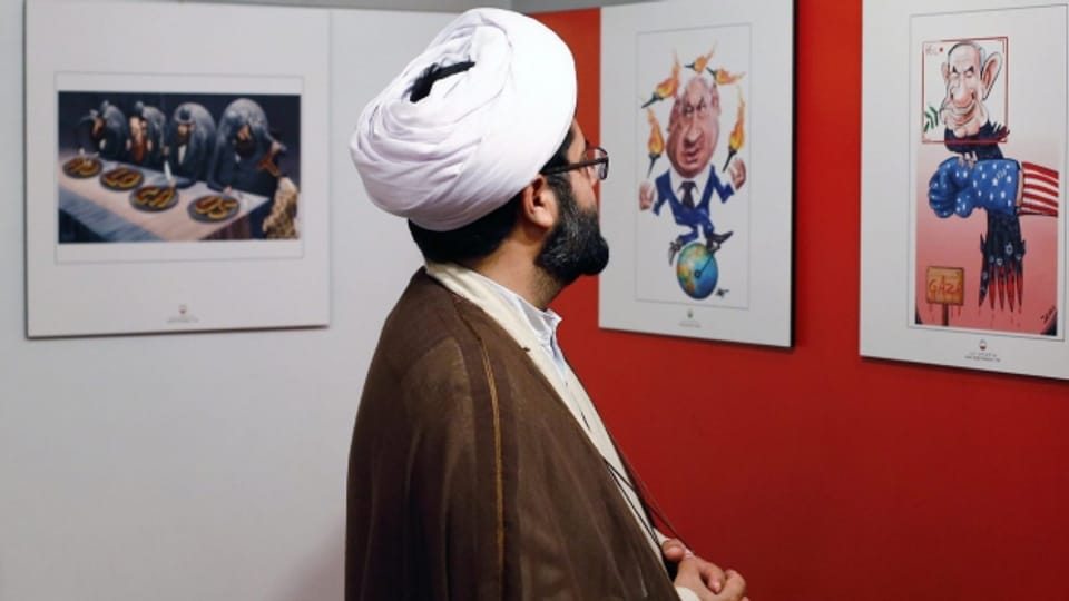 Ein iranischer Kleriker in der Ausstellung von Holocaust-Cartoons.