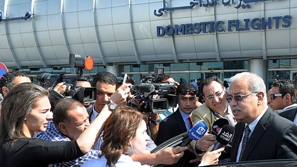Der ägyptische Premier Sharif Ismail spricht auf dem Flughafen Kairo zu den Medien