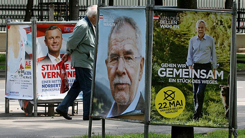 Erstmals wird der österreichische Präsident kein Konservativer und kein Sozialdemokrat sein; der rote und der schwarze Kandidat sind im ersten Wahlgang ausgeschieden. Die Wahlplakate in Wien werben für den FPÖ-Mann Norbert Hofer und den Grünen Alexander van der Bellen.
