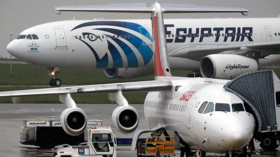 Bei der Suche nach Wrackteilen der abgestürzten Egypt-Air-Maschine sind erste Objekte gefunden worden.