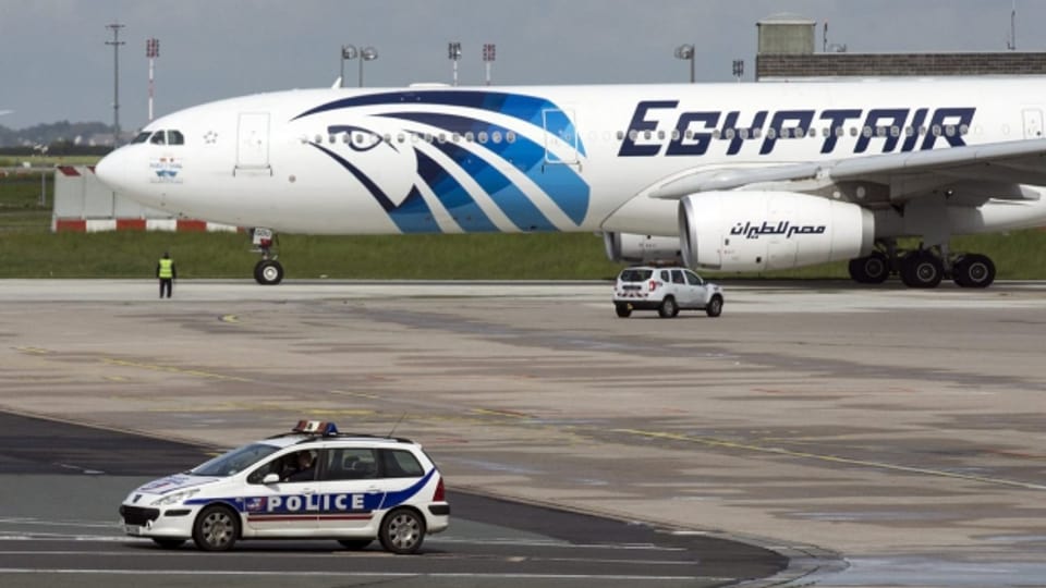 Eine Maschine der Egyptair am Flughafen Charles de Gaulle in Paris.