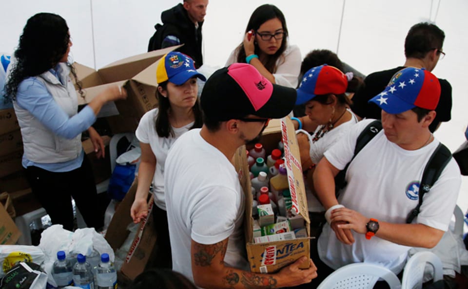 Freiwillige im Nachbarland Kolumbien sammeln Medikamente, die nach Venezuela geschickt werden.
