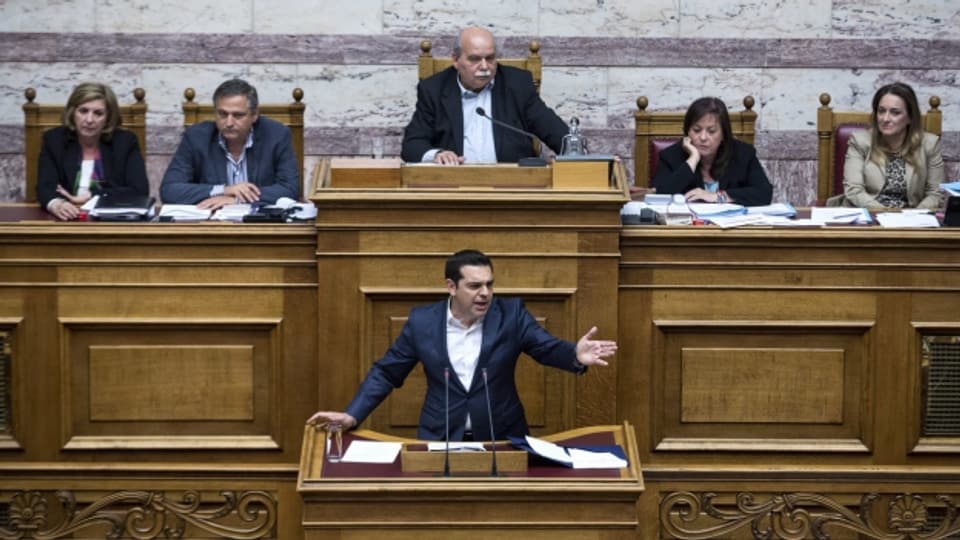 Die Mehrheit des Parlaments steht hinter ihm: Tsipras verteidigt das neue Sparpaket für Griechenland.