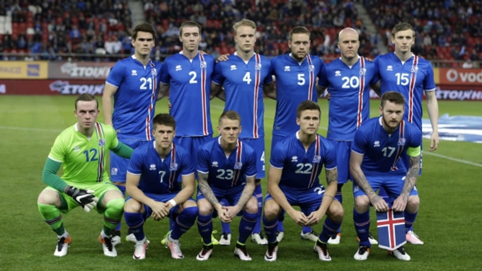 Stolz auf Ihre Teilnahme: Island spielt zum ersten Mal bei der Fussball-Europameisterschaft mit. Die Politik rückt in den Hintergrund.
