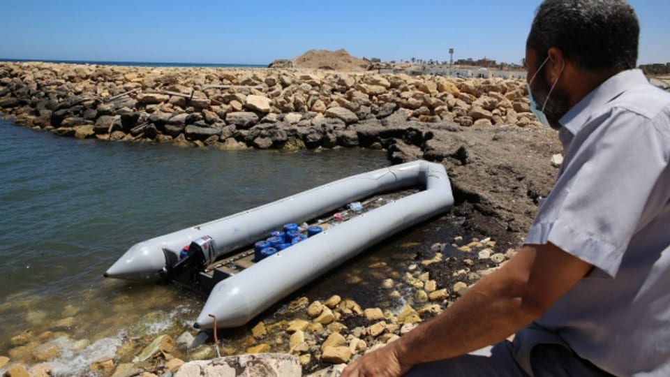 Warten auf die Überfahrt:Flüchtling an der libyschen Küste