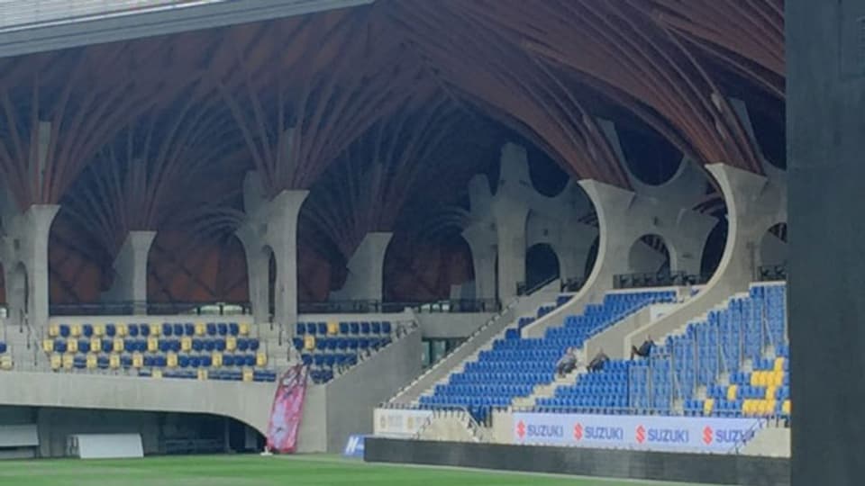 Wie kam dieses wunderschöne Fussballstadion mit seinen 3800 Plätzen ins 1700-Seelendorf Felcsut? In Felcsut wuchs Premierminister Viktor Orban auf. Und der ist fussballverrückt. Ist also das Stadion eher Ausdruck einer grossen Leidenschaft oder Symbol für die grassierende Korruption?