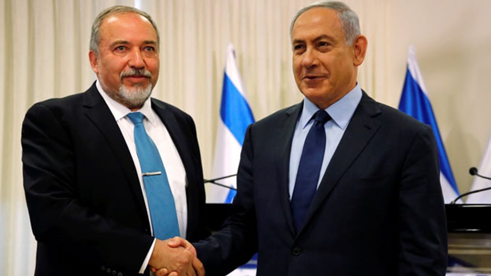 Netanjahu (rechts) und Liebermann, die in der Vergangenheit zumeist als erbitterte Rivalen auftraten, präsentierten gemeinsam in der Knesset ihre Koalitionsvereinbarung.