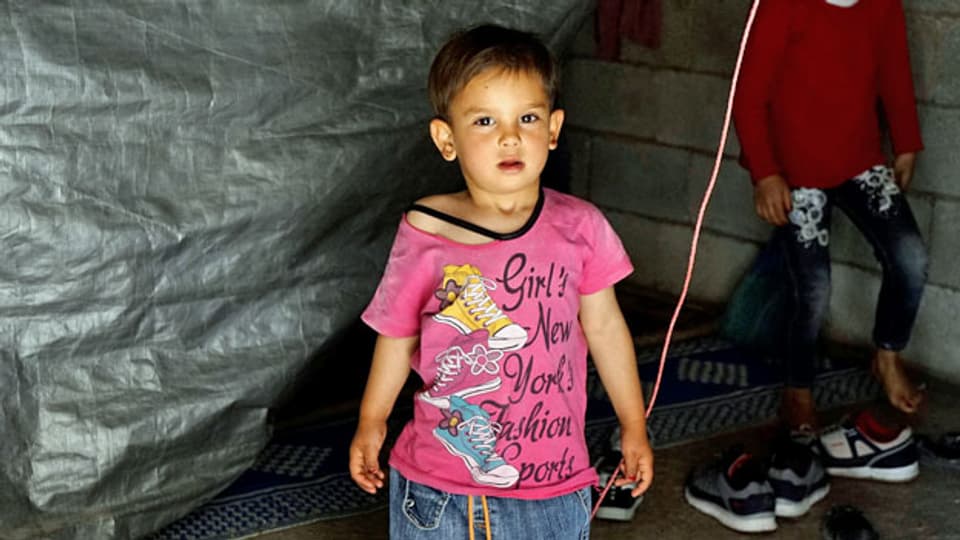 Ein syrisches Flüchtlingskind vor einer Unterkunft in der Türkei.