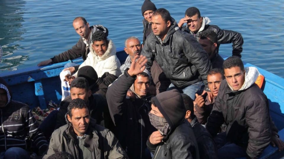 Hoffnungsträger Europa: Diese Männer aus Nordafrika haben die Überfahrt nach Lampedusa überstanden.