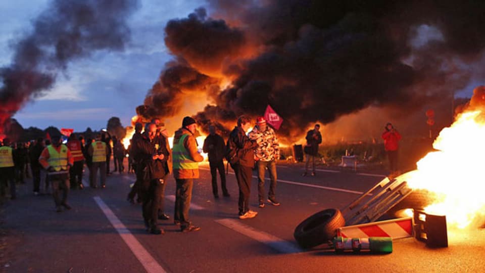 Der Proteststreik in Frankreich gegen die Arbeitsgesetz-Reform wird immer gewalttätiger. Blockade bei einer Öl-Raffinerie im Norden des Landes.