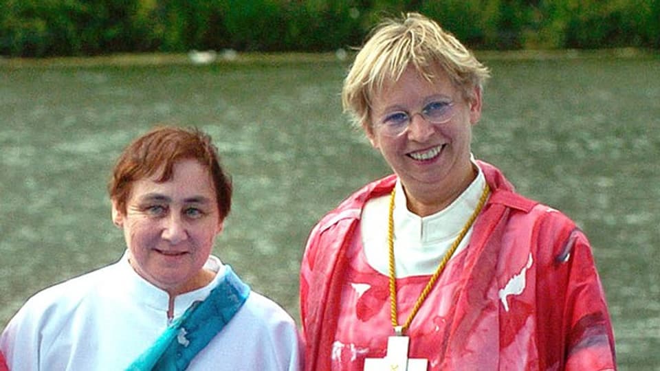 Die Bischöfin Christine Mayr-Lumetzberger (links) ist für die Priesterweihe für Frauen.