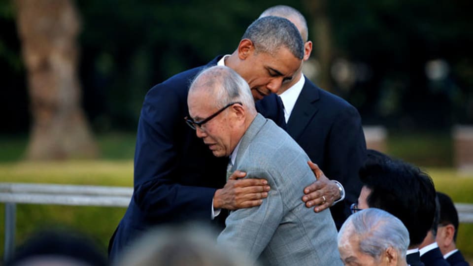 US-Präsident Barack Obama (links) umarmt den Überlebenden der Atombombe, Shigeaki Mori, im Hiroshima Peace Memorial Park in Hiroshima.