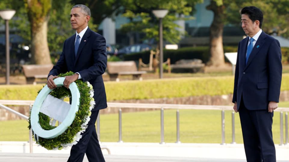 US-Präsident Barack Obama (links) legt am Mahnmal im Friedenspark in Hiroshima einen Kranz nieder; rechts im Bild Premierminister Shinzo Abe.