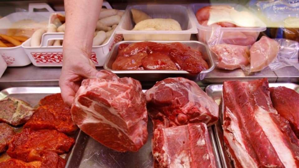 Griff ins Fleischregal: Der Fleischkonsum wirkt sich deutlich auf die Umwelt aus.
