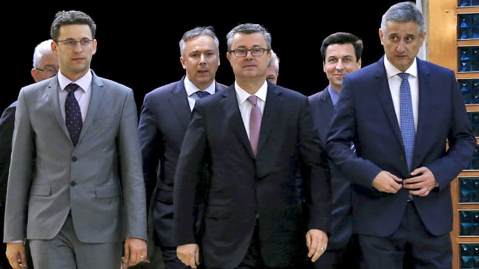 Bozo Petrov Präsident der MOST-Partei, der Premierminister Tihomir Oreskovic und Tomislav Karamarko, der Präsident der Kroatischen Demokratischen Union (von links nach rechts). Archivaufnahme vom 23. Dezember 2015.