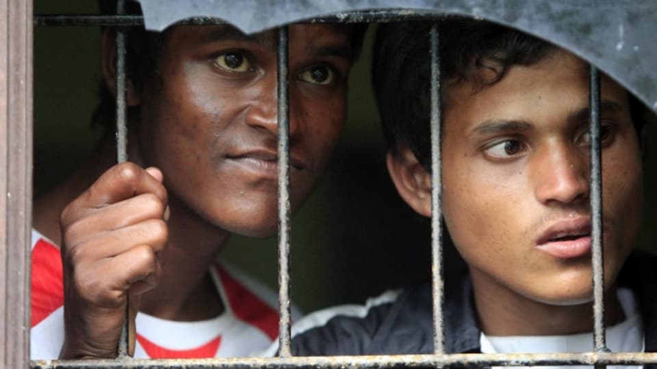 Zwei junge Flüchtlinge, Angehörige der burmesischen Minderheit der Rohingya, wurden auf dem Weg nach Australien im Meer aufgegriffen.