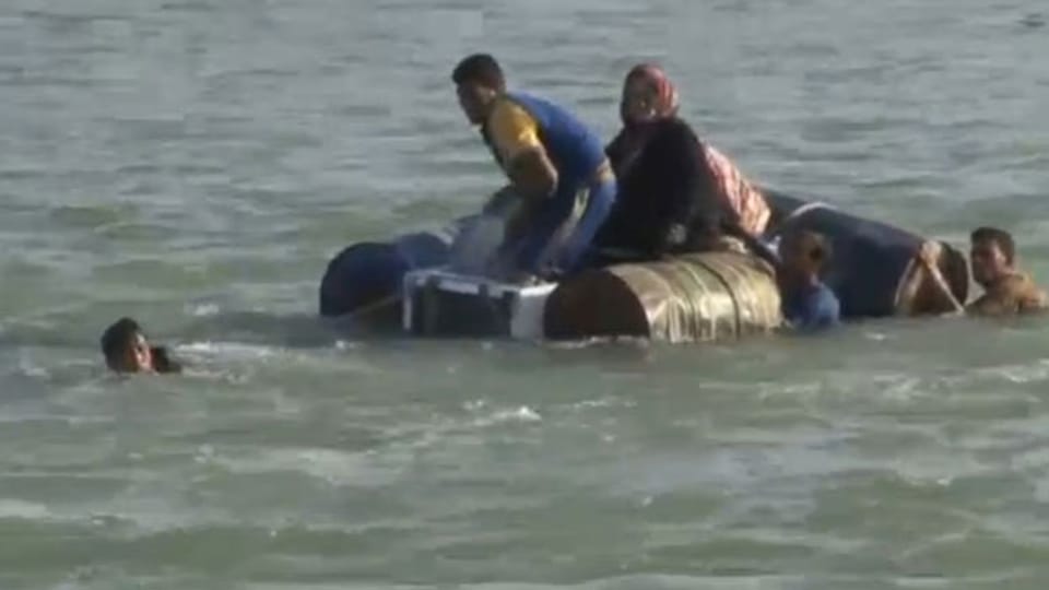 Zivilisten fliehen über den Fluss Euphrat aus der eingekesselten Stadt Falludscha.