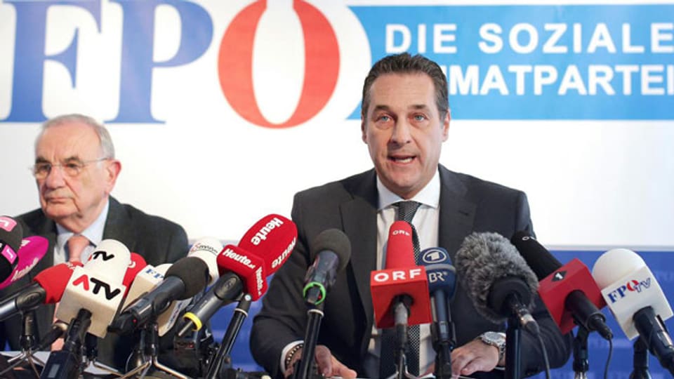 Rechtsanwalt Dieter Böhmdorfer (links) und FPÖ-Bundesparteiobmann Heinz Christian Strache. Man habe das Wahlgesetz gebrochen.