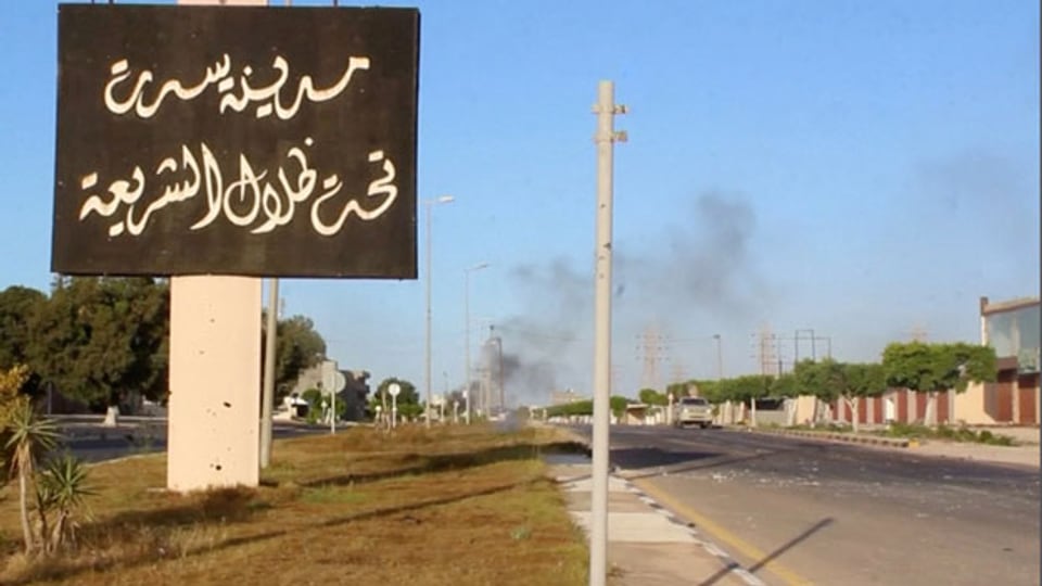 «Die Stadt Sirte, unter dem Schatten der Scharia» steht auf dem Plakat eingangs der Stadt.