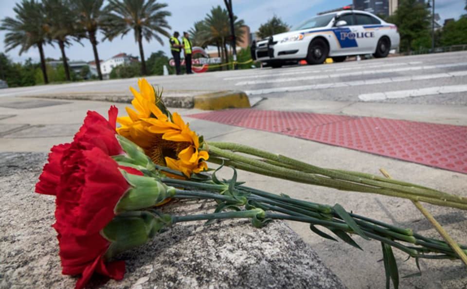 Blumen für die Opfer des Anschlags auf den Gayclub Pulse in Orlando, Florida