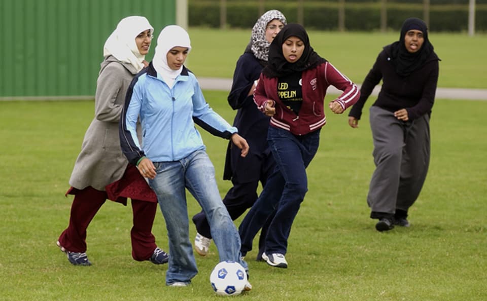 Junge Musliminnen spielen Fussball in einem Vorort von London (Symbolbild)