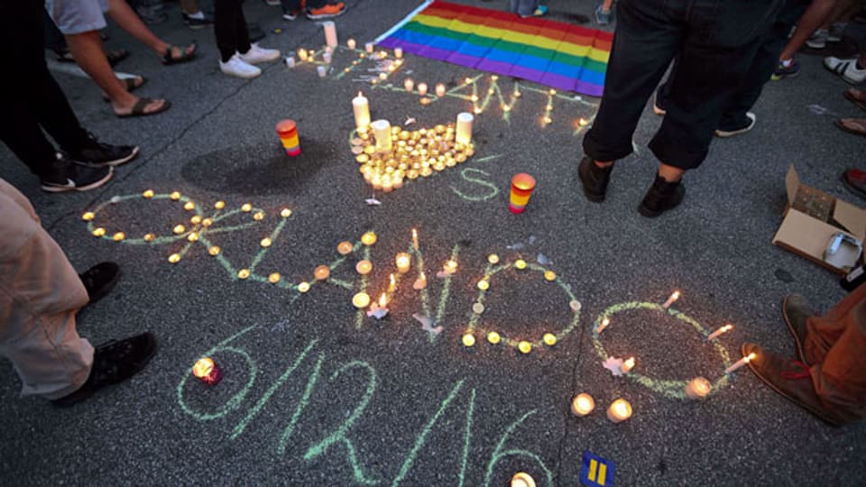 Grosse Trauer nach dem Mord-Anschlag auf einen Nachtclub in Orlando, Florida, bei dem 50 Menschen getötet wurden.