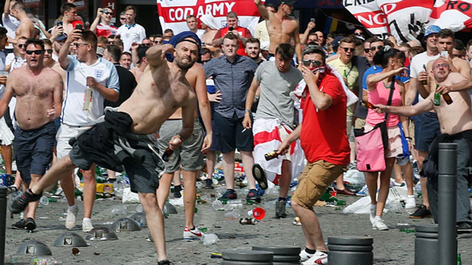 Massive Gewaltanwendung zwischen Hooligans aus England und Russland.