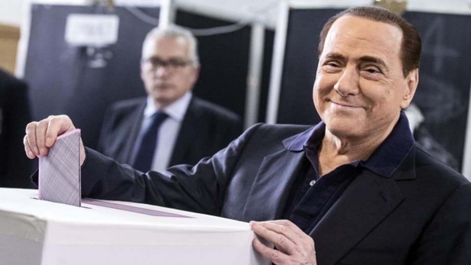 Noch gar nicht Politikmüde: Trotz seines hohen Alters und gesundheitlichen Problemen mischt Silvio Berlusconi weiter in der Politik Italiens mit, wie hier bei den Kommunalwahlen Anfang Juni,