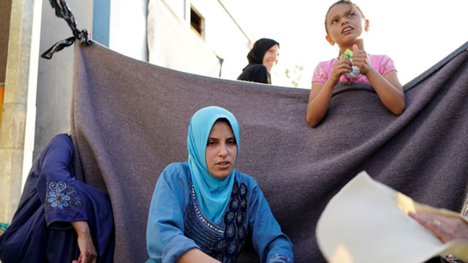 Syrische Frauen backen Brot im Flüchtlingslager in Sanliurfa, Türkei.