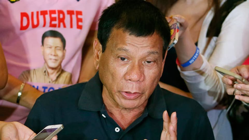Präsident Roberto Duterte sagt u.a. den Drogenbossen den Krieg an.